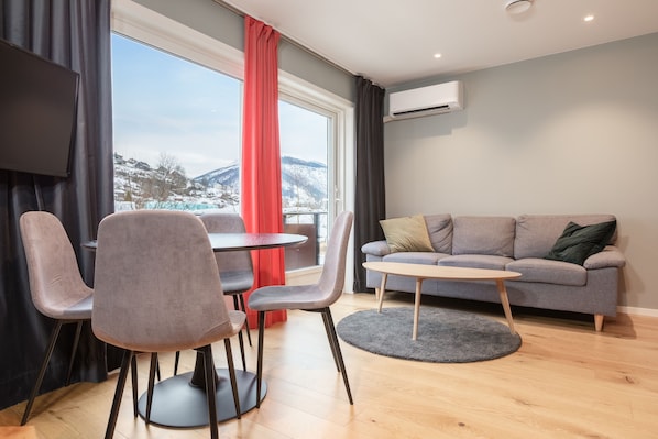 Junior Room | Living area | TV - Gaupnetunet Hotell og Hytter (Luster)