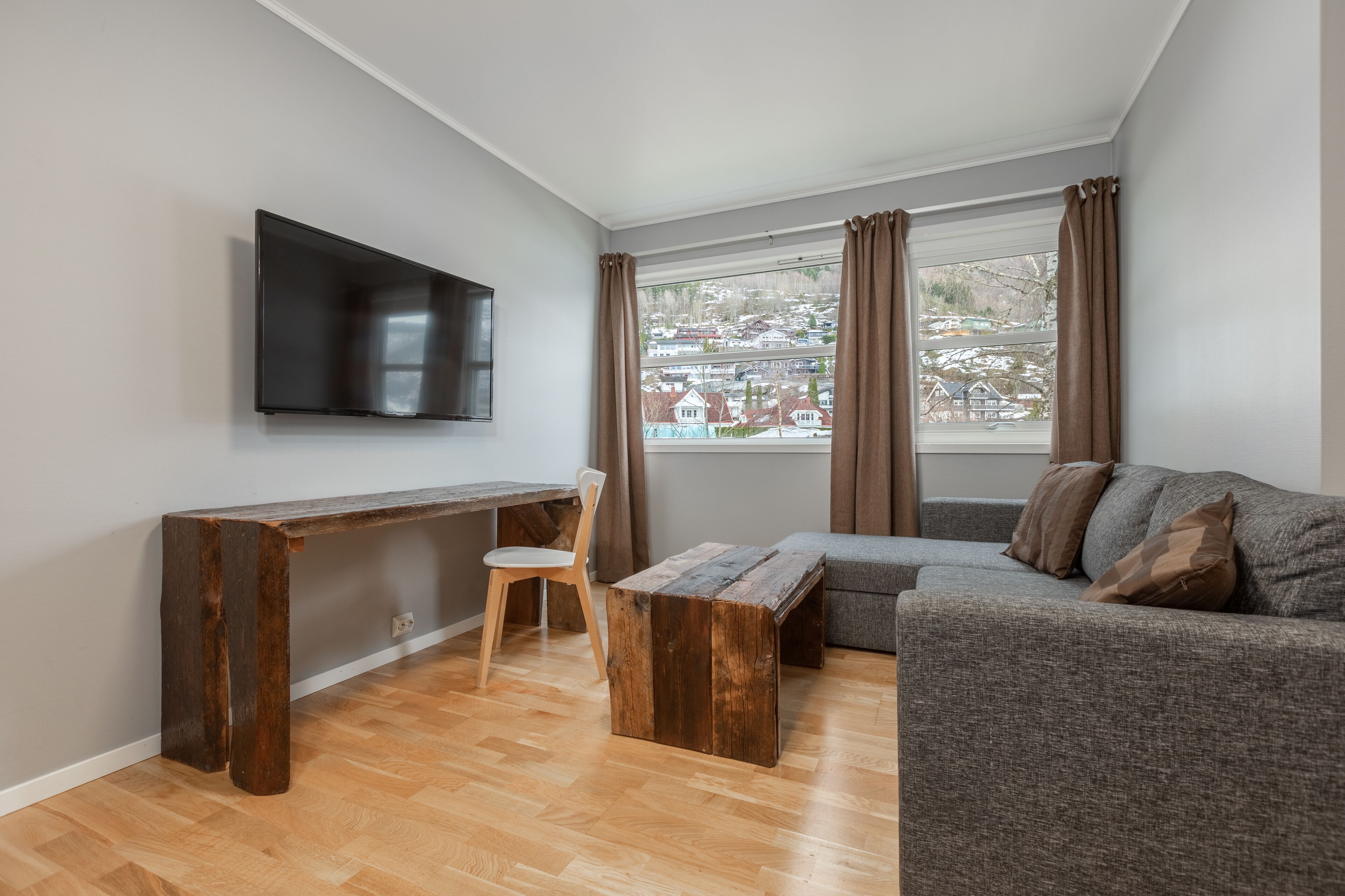 superior double room | living area | tv