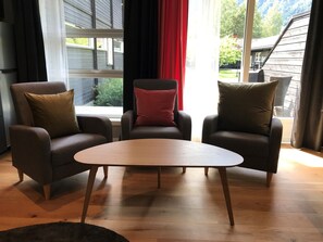 Habitación junior | Espacio para trabajar con un portátil y tabla de planchar con plancha