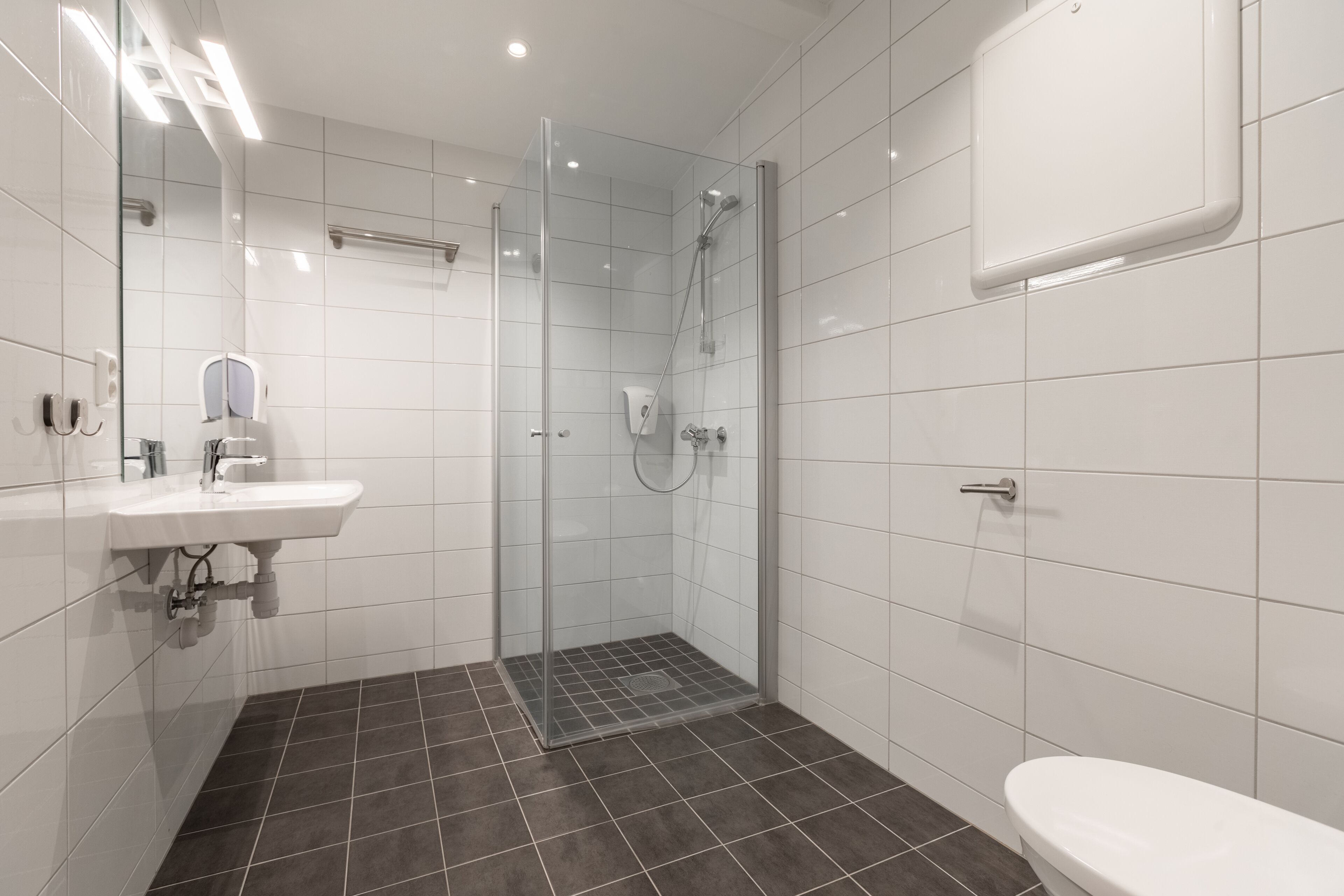 junior room | bathroom | shower, hair dryer, towels