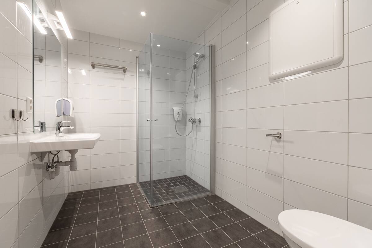 junior room | bathroom | shower, hair dryer, towels