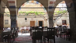 早餐，供應午餐和晚餐