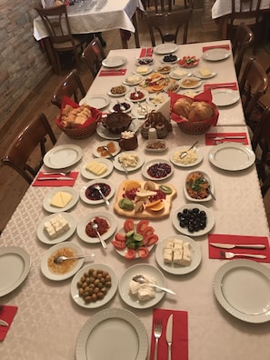 Free daily full breakfast  - Old Greek House (Ürgüp)