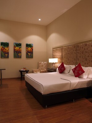 シニア スイート | セーフティボックス (室内)、デスク、遮光カーテン、アイロン / アイロン台