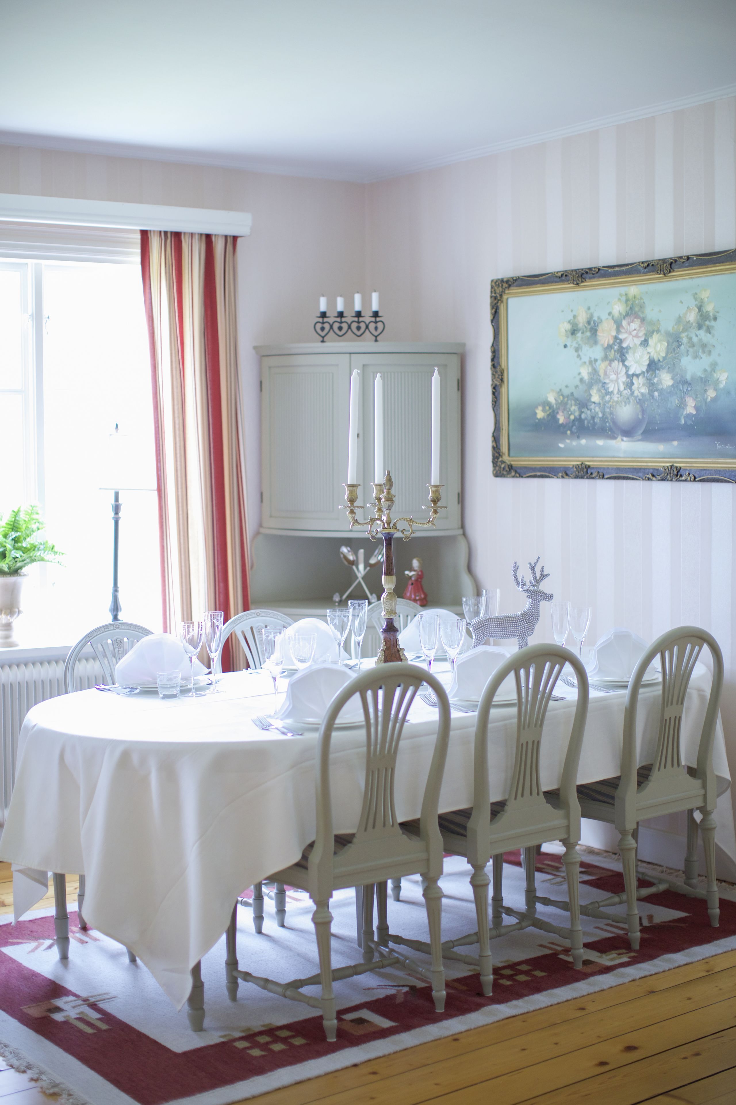 lunch and dinner served