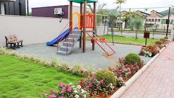 Zona de juegos infantil al aire libre