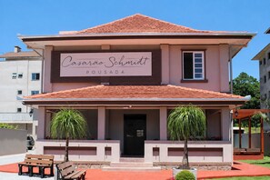 A two-story building with a sign reading 'Casarão Schmitt Pousada.' - Pousada Casarão Schmidt (Pomerode)
