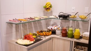 Monipuolinen buffet, jossa on tarjolla erilaisia ruokia ja juomia.