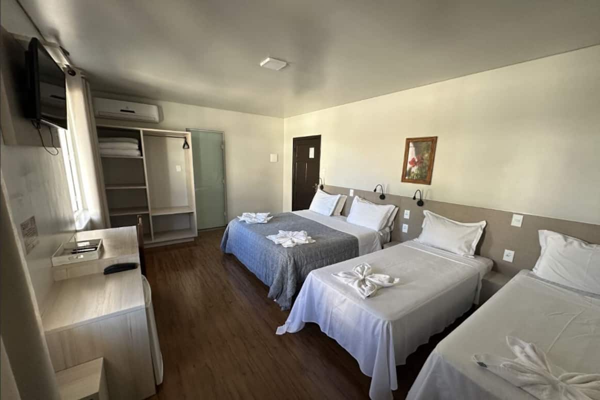 Deluxe Quadruple Room | Bar mini, meja, langsir/tirai gelap terus, kalis bunyi