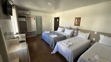 Deluxe-Vierbettzimmer | Minibar, Schreibtisch, Verdunkelungsvorhänge, schallisolierte Zimmer