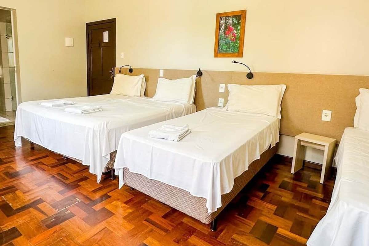 Standard Quadruple Room | Bar mini, meja, langsir/tirai gelap terus, kalis bunyi
