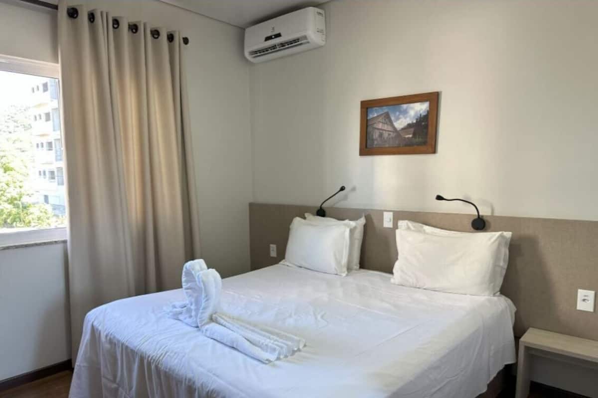 Standard Double or Twin Room | Bar mini, meja, langsir/tirai gelap terus, kalis bunyi