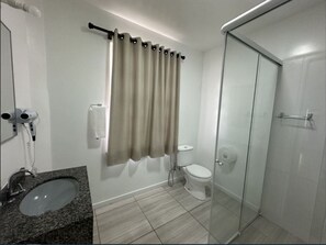 Deluxe Quadruple Room | Bathroom | Shower, free toiletries, hair dryer, towels