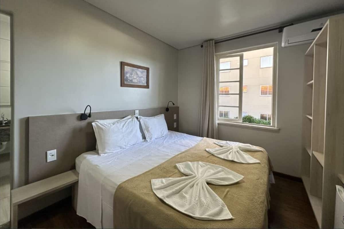 Deluxe Double or Twin Room | Bar mini, meja, langsir/tirai gelap terus, kalis bunyi