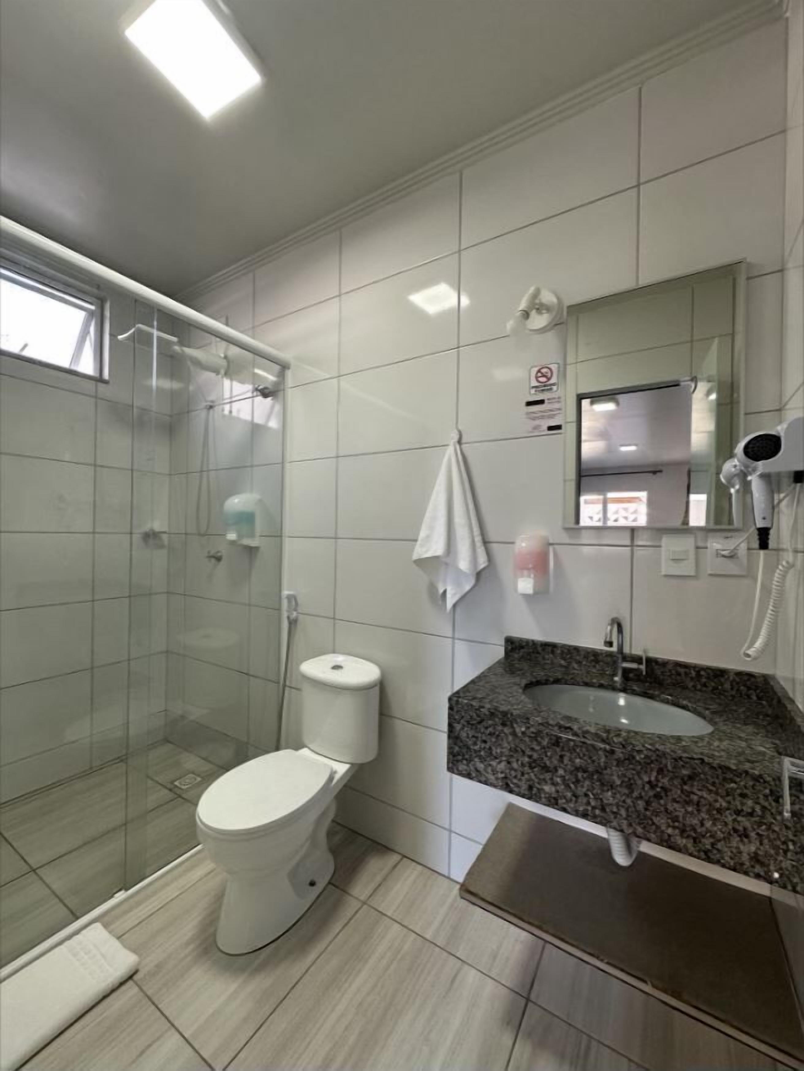Ducha, artículos de tocador gratuitos, secador de pelo, toallas