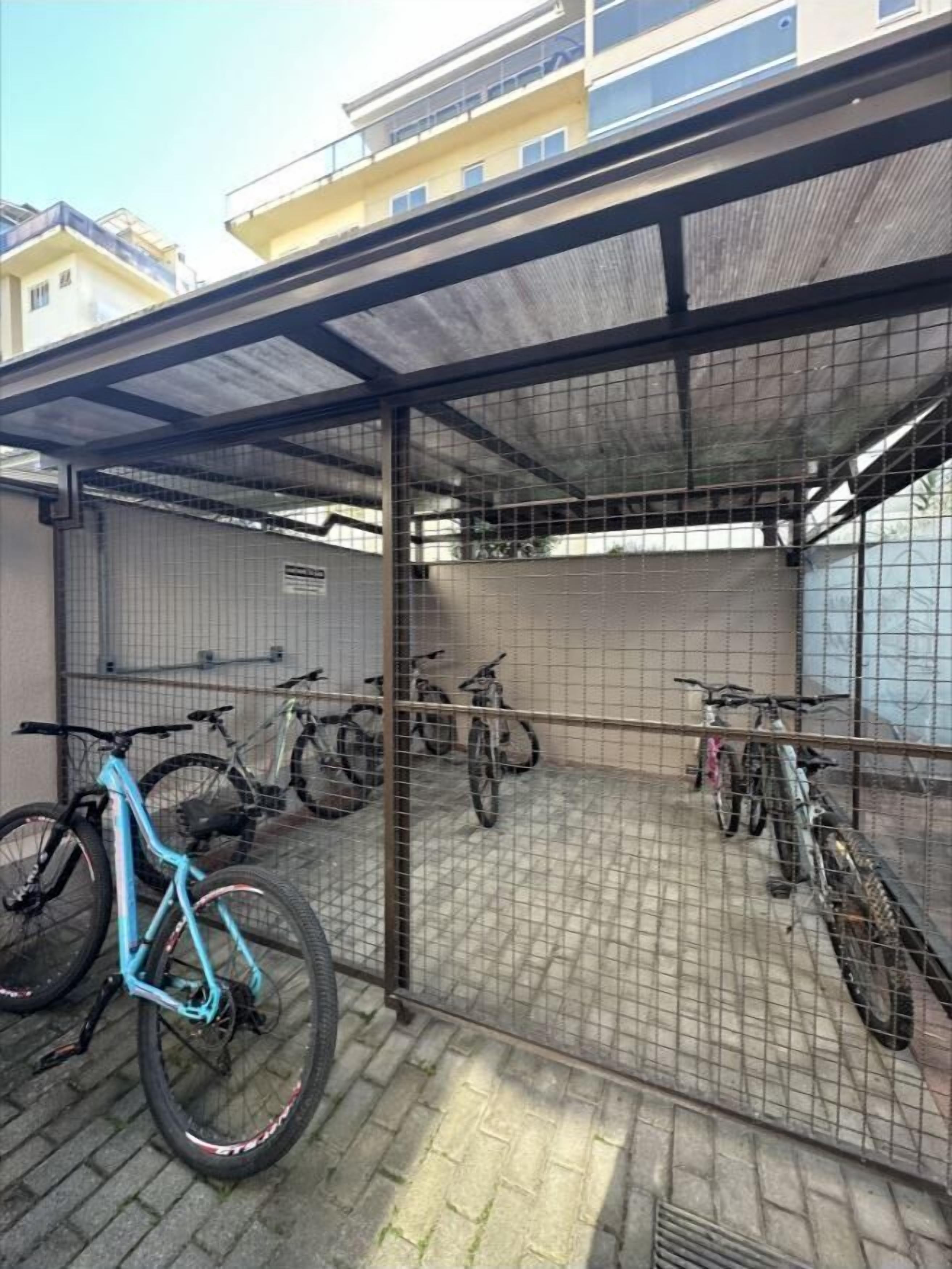 Un área techada para estacionar bicicletas con varias bicis.