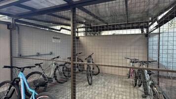 Un área techada para estacionar bicicletas con varias bicis.