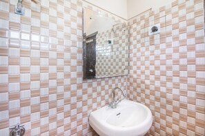 Classic Duplex, 1 Bedroom | Bathroom | Shower, free toiletries