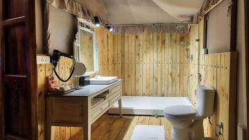 Shower, jetted bath, rainfall showerhead, free toiletries