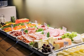 A buffet with various meats, cheeses, and fruits. - Nordens Ark Bed & Breakfast (Hunnebostrand)