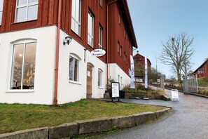 A building with a reception area and a sign indicating a shop. - Nordens Ark Bed & Breakfast (Hunnebostrand)