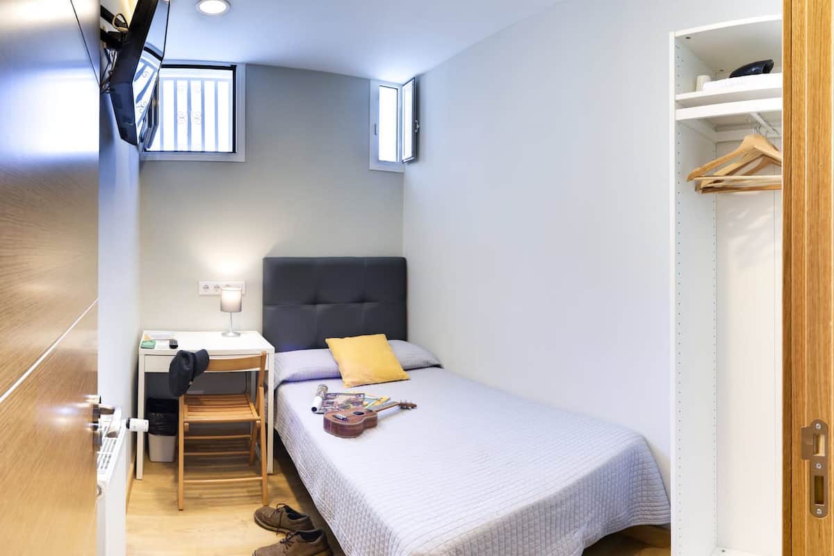 Habitación individual básica | Escritorio, wifi gratis y ropa de cama
