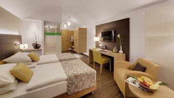 Standard-Doppel- oder -Zweibettzimmer | Zimmersafe, Schreibtisch, Bügeleisen/Bügelbrett, Babybetten