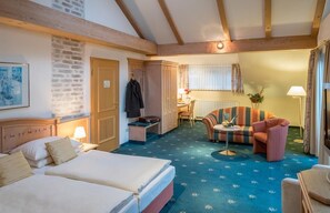 Deluxe Double or Twin Room | In-room safe, desk, iron/ironing board, cots/infant beds - Hotel Holl (Schongau)