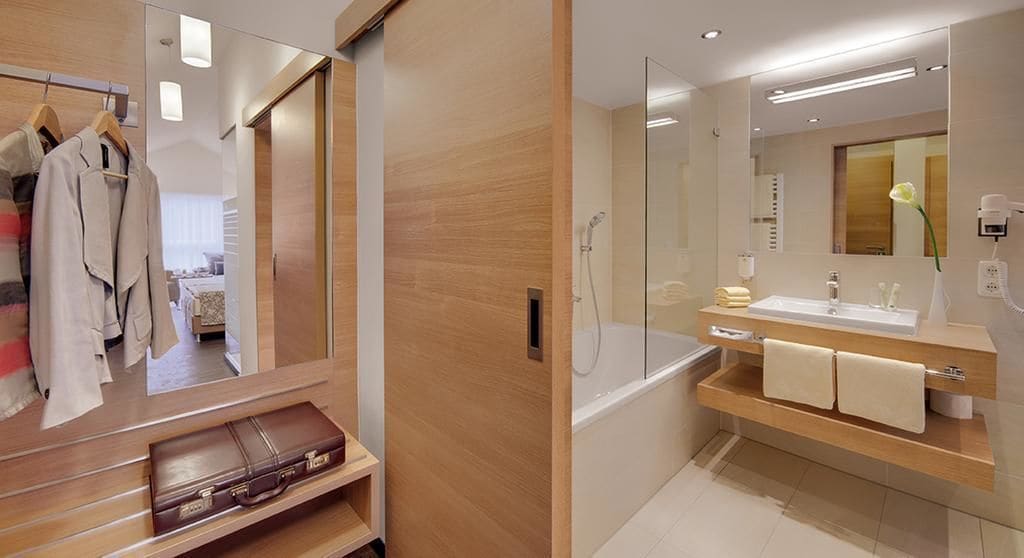 Komfortbadewanne, Regendusche, kostenlose Toilettenartikel, Haartrockner