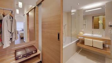 Komfortbadewanne, Regendusche, kostenlose Toilettenartikel, Haartrockner