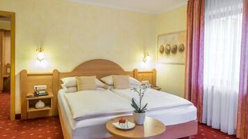 Quarto casal ou duplo luxo | Cofres nos quartos, escrivaninha, ferros/tábuas de passar roupa