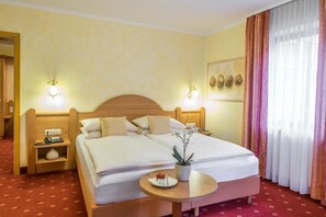 Caja de seguridad en la habitación y escritorio 