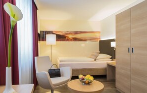 In-room safe, desk, iron/ironing board, cots/infant beds - Hotel Holl (Schongau)