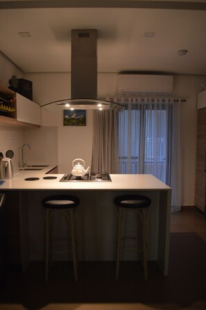 Deluxe Apartment, 2 Bedrooms, Partial Sea View | Private kitchen - Pebbles Appartment (Zebbug)