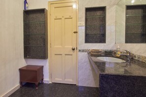 Classic Duplex, 1 Double Bed | Bathroom