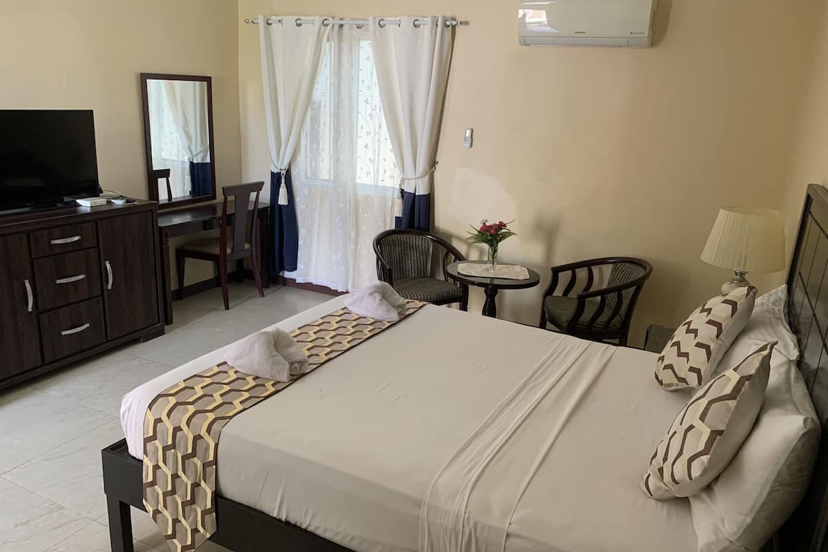 Premier Studio Suite, 1 Bedroom, Bathtub, Pool View