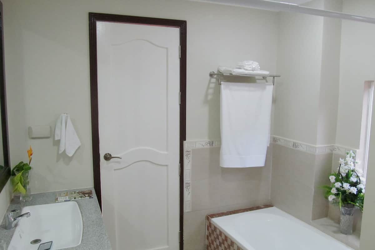 Premier Studio Suite, 1 Bedroom, Bathtub, Pool View | Bathroom | Free toiletries, hair dryer, towels