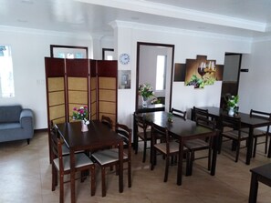 Breakfast, lunch served; local and international cuisine, pool views  - Venezia Suites Resort (Panglao)