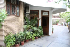 Front of property - Girisadan Homestay (Jaipur)