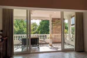 Luxury Studio Suite | Balcony - Girisadan Homestay (Jaipur)