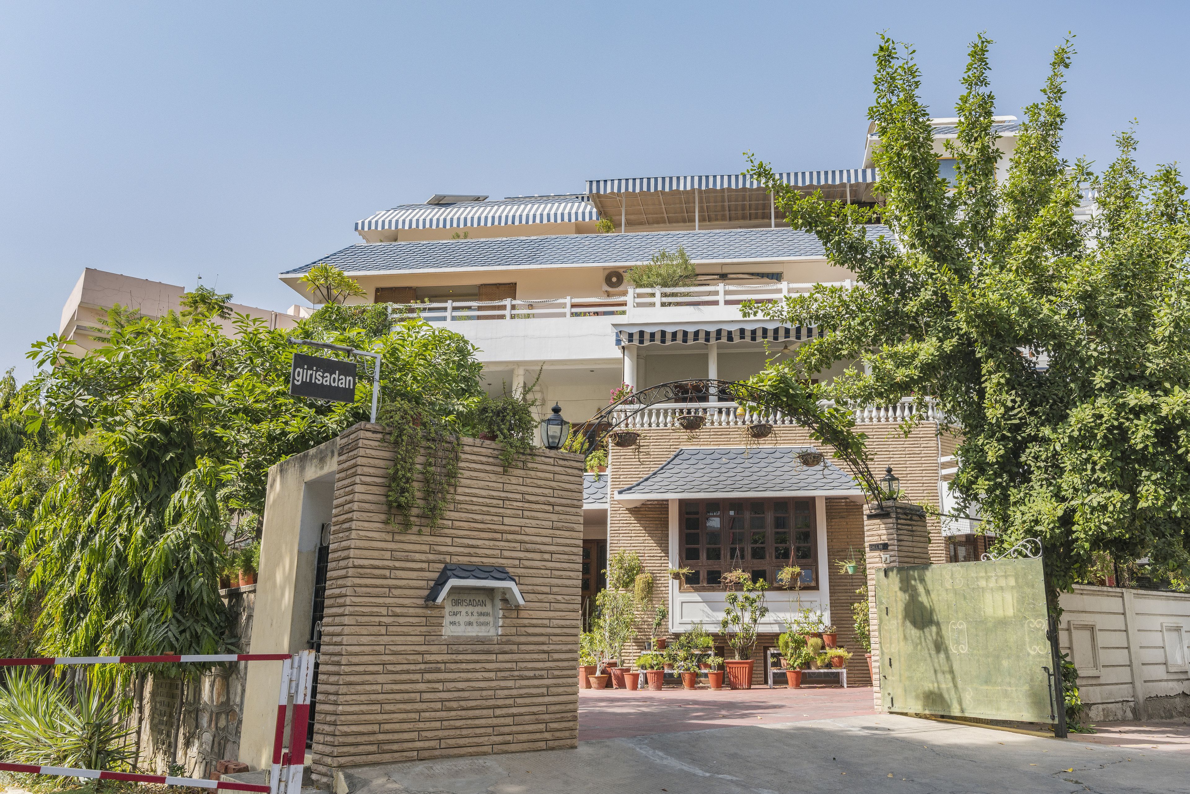 A two-story building with a sign reading "girisanan" and a gated entrance.