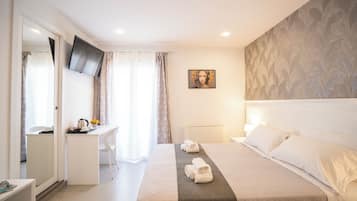 Quadruple Room, Balcony | Peti besi dalam bilik, kalis bunyi, Wi-fi percuma, cadar katil