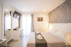 Chambre quadruple, balcon | Coffre-fort, système d’insonorisation, accès au Wi-Fi (inclus)