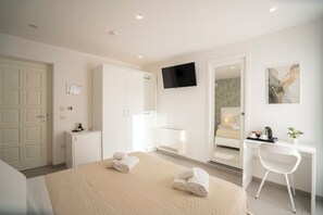 Comfort Double or Twin Room, Balcony, Partial Sea View | Peti besi dalam bilik, kalis bunyi, Wi-fi percuma, cadar katil 