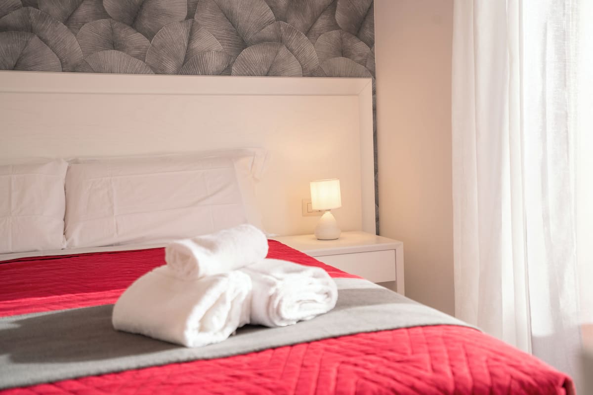 Camera Matrimoniale Piccola | Een kluis op de kamer, geluiddichte muren, gratis wifi, beddengoed