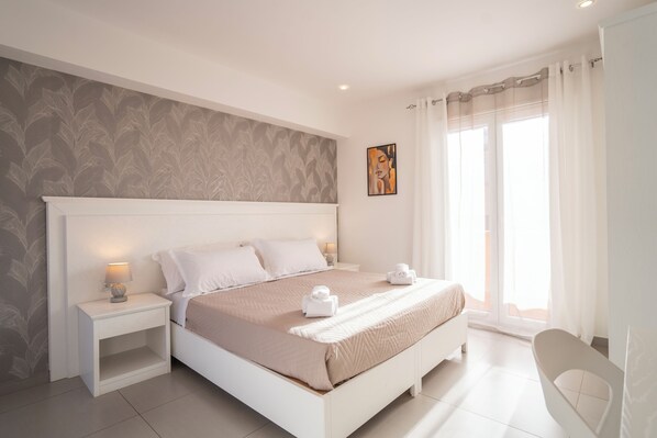 Deluxe Double or Twin Room, Balcony | Peti besi dalam bilik, kalis bunyi, Wi-fi percuma, cadar katil 