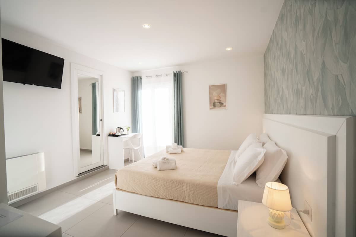 Comfort kamer, 1 twee- of 2 eenpersoonsbedden, balkon, gedeeltelijk uitzicht op zee | Een kluis op de kamer, geluiddichte muren, gratis wifi, beddengoed