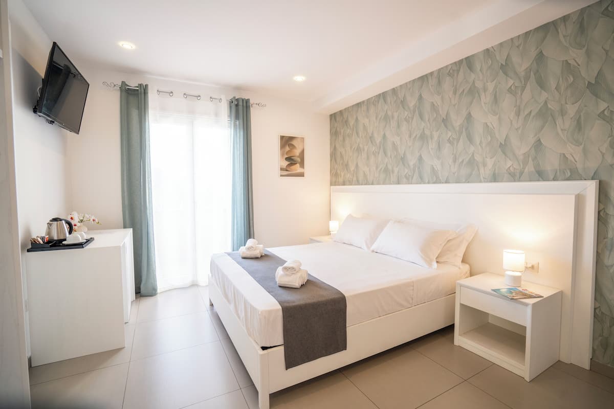 Vierpersoonskamer, uitzicht op zee | Een kluis op de kamer, geluiddichte muren, gratis wifi, beddengoed