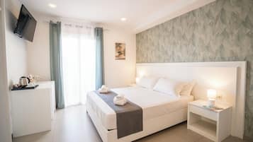 Quadruple Room, Sea View | In-room safe, soundproofing, free WiFi, bed sheets