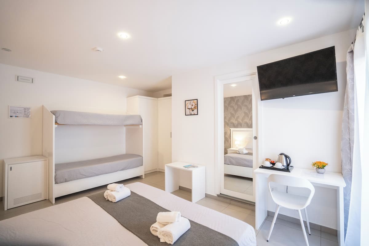 Vierpersoonskamer, balkon | Een kluis op de kamer, geluiddichte muren, gratis wifi, beddengoed